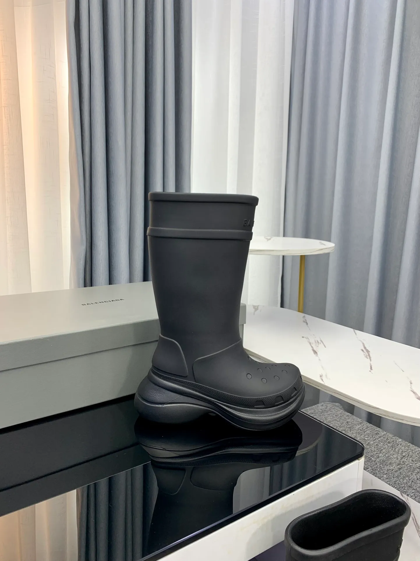 👟👟Ex-factory price 560🌈🌈 Women's Shoes Women's Clothing Couple Style Men's and Women's Sizes 35-46 Balenciaga Crocs new co-branded hole-in-the-wall rain boots are now available! A rain boots that are popular on Instagram, Xiaohongshu and other major platforms! Made of high-tech materials and molded in one piece, it is lightweight, wear-resistant, and waterproof! The heel height is 6CM and the colors are being added one after another to meet your various color combinations and different needs. A very cost-effective product!